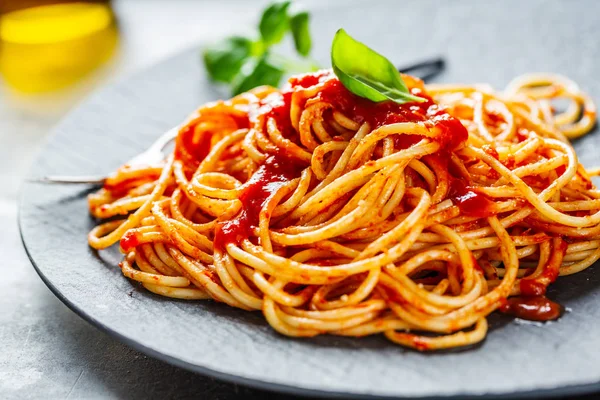 Smaczna Włoska Pizza z sosem pomidorowym i parmezaem — Zdjęcie stockowe