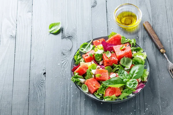 Salada de verão com melancia e folhas de salada — Fotografia de Stock