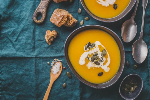 Zuppa cremosa di zucca autunnale in ciotole — Foto Stock