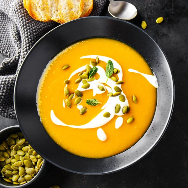 Soupe crémeuse à la citrouille servie dans un bol — Photo