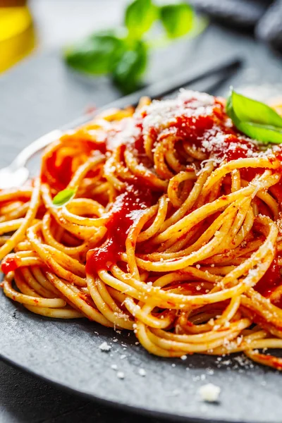 Sabrosa pizza italiana con salsa de tomate y parmesano — Foto de Stock