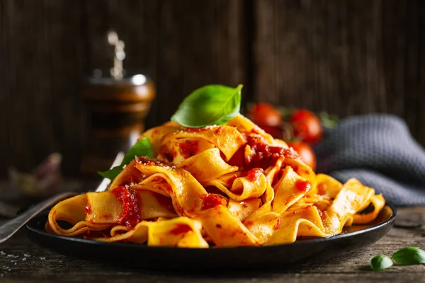 Sabrosa pasta italiana con salsa de tomate y parmesano — Foto de Stock