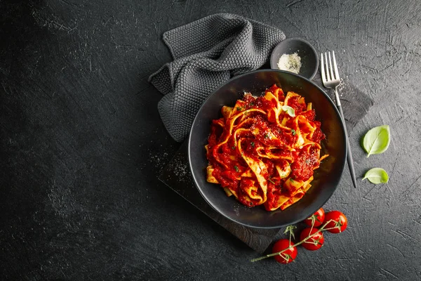 Italiaanse spaghetti met tomatensaus geserveerd op plaat — Stockfoto