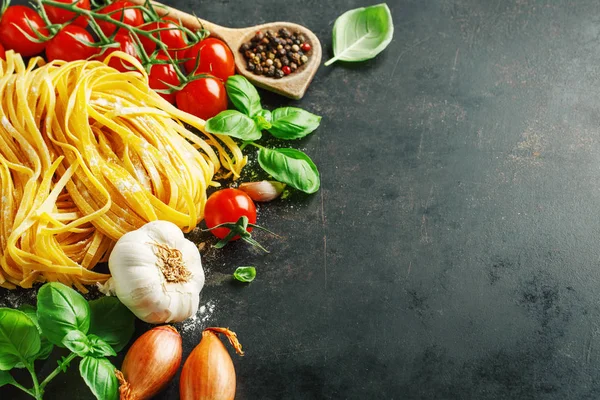 Fondo de comida italiana en la oscuridad — Foto de Stock