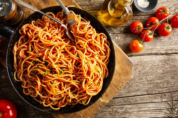 Spageti Italia dengan saus tomat di panci — Stok Foto