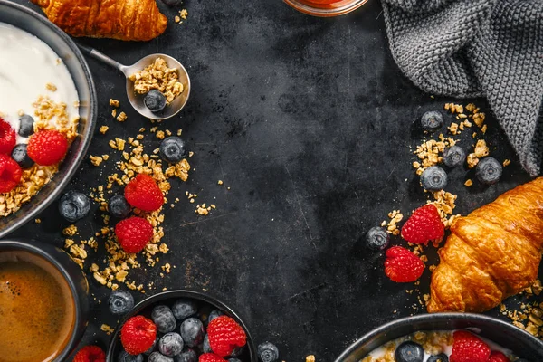 Joghurt mit Beeren und Müsli in Schüssel — Stockfoto