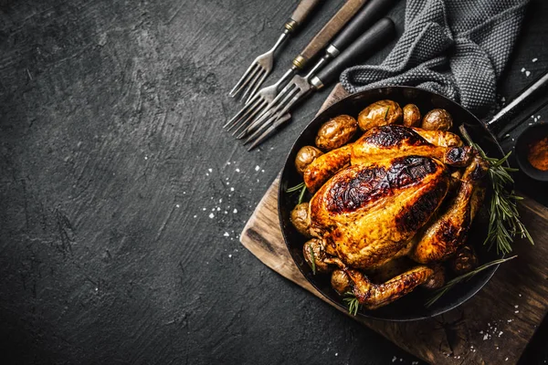 Bakad hel kyckling med kryddor på stekpanna — Stockfoto