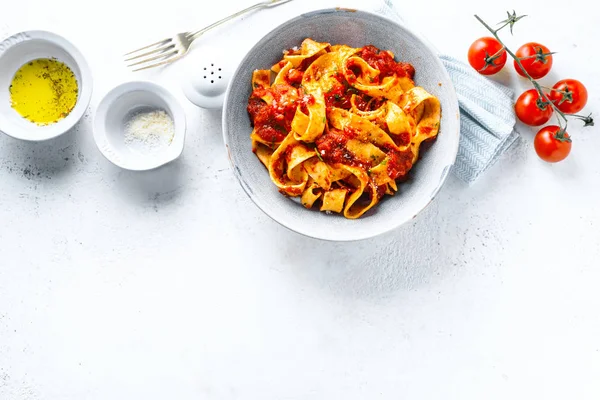 Sabrosa pizza italiana con salsa de tomate y parmesano — Foto de Stock