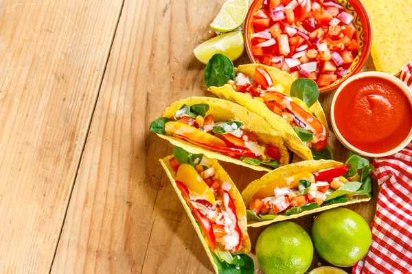 Tacos apetitosos saborosos com legumes — Fotografia de Stock