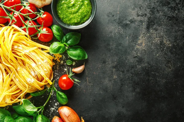 Fondo de comida italiana en la oscuridad —  Fotos de Stock