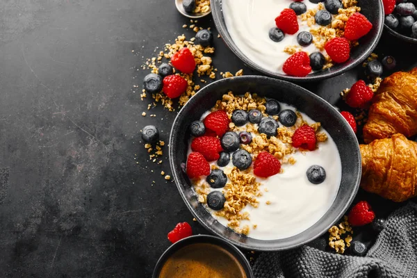 Йогурт с ягодами и мюсли в миске — стоковое фото