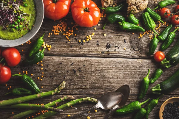 Ahşap arka planda farklı sebzeler