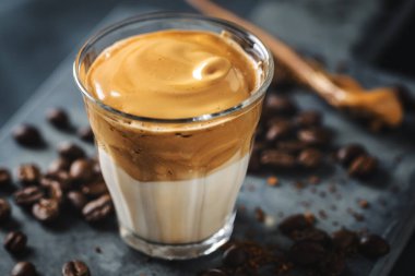 Moda kahvesi Dalgona 'yı süt ve krem şantili kahve ve şekerden yapar.. 