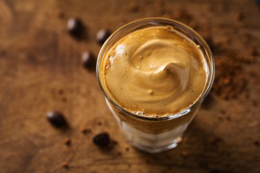 Moda kahvesi Dalgona 'yı süt ve krem şantili kahve ve şekerden yapar.. 