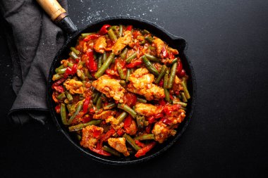 Taze fasulyeli, domates soslu ve tavada sebzeli leziz tavuk eti. Yukarıdan görüntüle. 