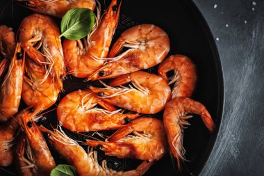 Tavada soslu kızarmış karides. Yakın çekim.. 