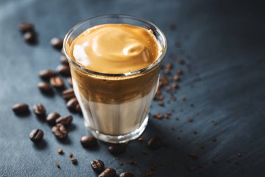 Moda kahvesi Dalgona 'yı süt ve krem şantili kahve ve şekerden yapar.. 