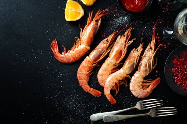 Masada pişmemiş dev karidesler pişmeye hazır. Yukarıdan görüntüle. 