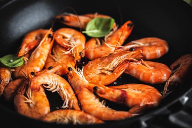 Tavada soslu kızarmış karides. Yakın çekim.. 