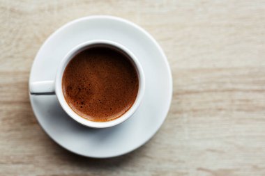 Masada servis edilen fincanda taze espresso.
