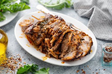 Baharatlı ve otlu lezzetli domuz eti. Yakın çekim.. 