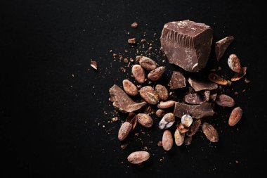 Masada siyah çikolata parçaları ve fasulye parçaları var.. 