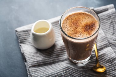 Koyu arkaplanda cam içinde lezzetli chai latte.. 
