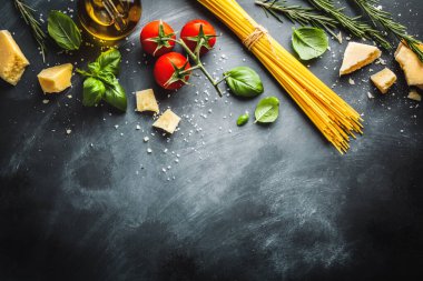 İtalyan yemekleri, makarna ve yemek malzemeleri. Yukarıdan bak. Yemek pişirme konsepti