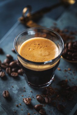 Koyu arkaplanda servis edilen klasik taze espresso.. 