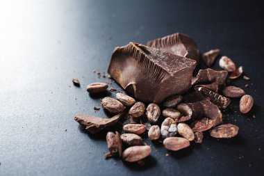 Masanın üzerinde siyah çikolata parçacıkları var.. 