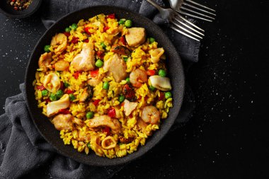 Koyu arkaplanda klasik İspanyol paella.. 