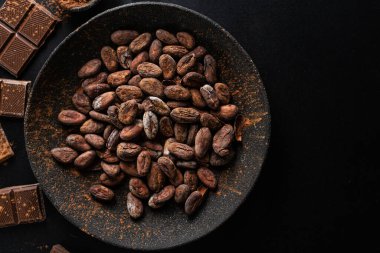 Masanın üzerinde siyah çikolata parçacıkları var.. 