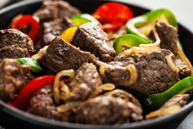 Tavada servis edilen lezzetli doldurulmuş sığır eti ya da kırmızı biber ve soğanlı et yahnisi.. 