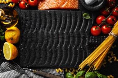 Yemek pişirmek için malzemeli çiğ somon. Yukarıdan bak. Gıda arkaplanı. 