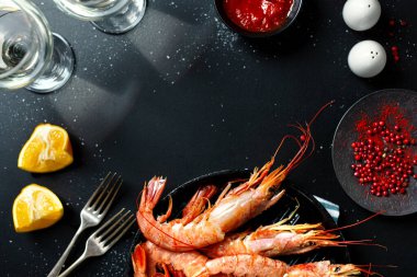 Masada pişmemiş dev karidesler pişmeye hazır. Yukarıdan görüntüle. 