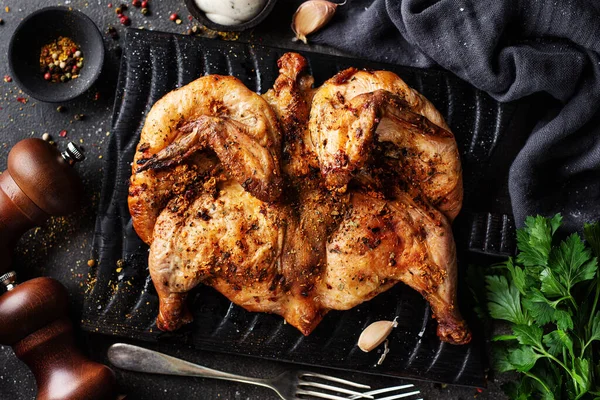 Sabroso Apetitoso Tabaka Pollo Horno Con Especias Servidas Bordo Vista — Foto de Stock