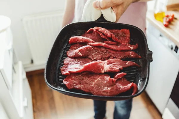 Giovane Uomo Che Cucina Carne Sulla Griglia Padella Casa Cucina — Foto Stock