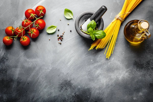 Итальянская Кухня Фон Ингредиентами Приготовления Пищи Темном Фоне Вид Сверху — стоковое фото