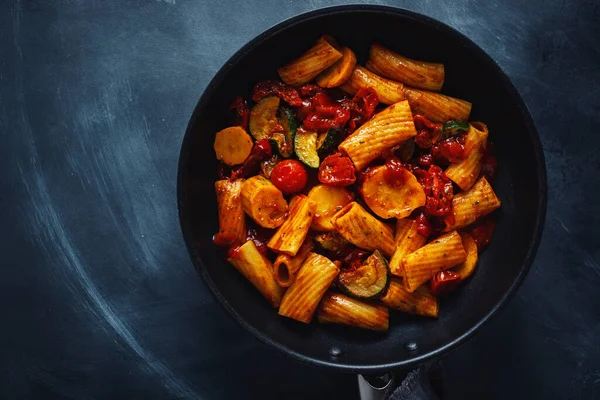 Вкусные Аппетитные Вегетарианские Макароны Овощами Томатным Соусом Подаются Сковороде Вид — стоковое фото