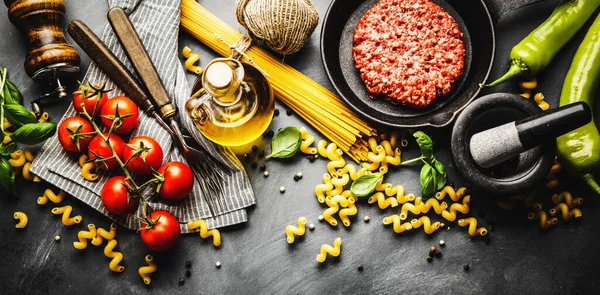 Fondo Comida Italiana Con Ingredientes Para Cocinar Sobre Fondo Oscuro —  Fotos de Stock