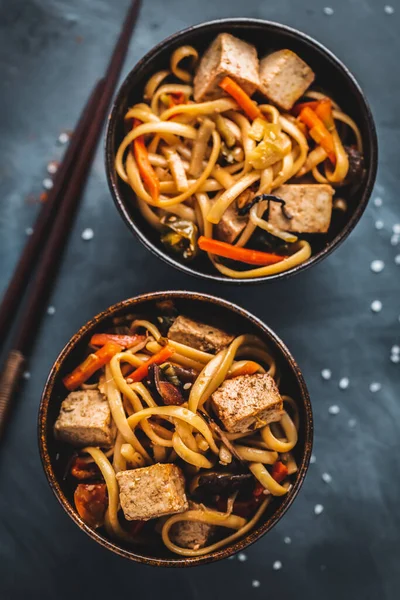 Saboroso Macarrão Asiático Com Queijo Tofu Legumes Pratos — Fotografia de Stock