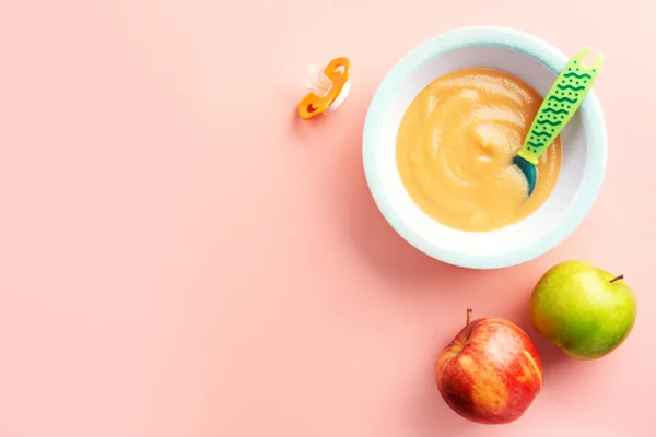 Apel Tumbuk Untuk Makanan Bayi Disajikan Piring Dengan Latar Belakang — Stok Foto