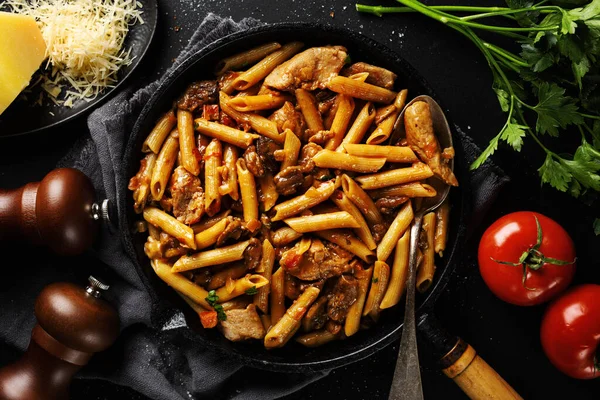 Sabroso Penne Pasta Italiana Rellena Con Trozos Cerdo Verduras Sartén — Foto de Stock