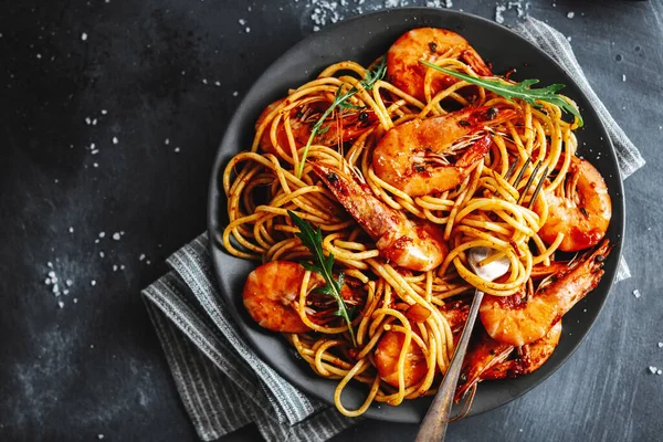 Pasta Spaghetti Mit Garnelen Und Tomatensauce Auf Teller Auf Dunklem — Stockfoto