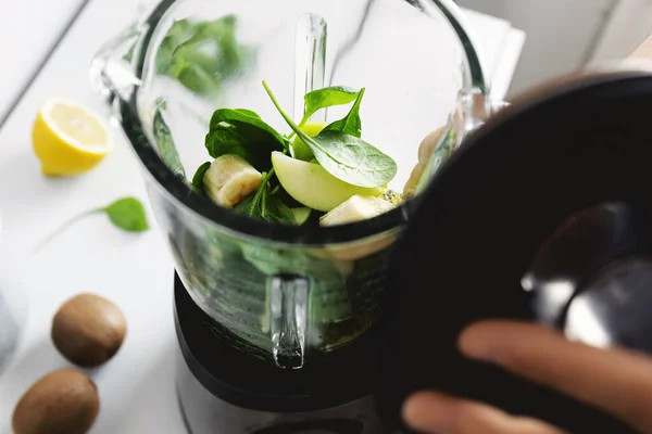 Uomo Che Cucina Frullato Verde Frullatore Primo Piano — Foto Stock