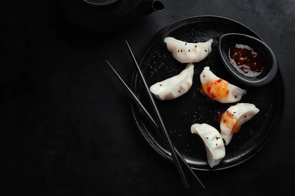 Вкусные Азиатские Пельмени Соусом Подаются Тарелке Темном Фоне — стоковое фото
