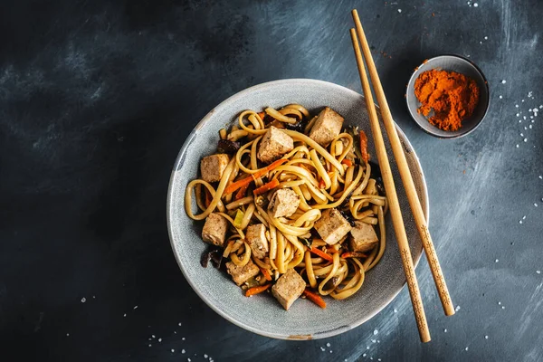 Ízletes Ázsiai Tészta Sajtos Tofuval Zöldségekkel Tányérokon — Stock Fotó