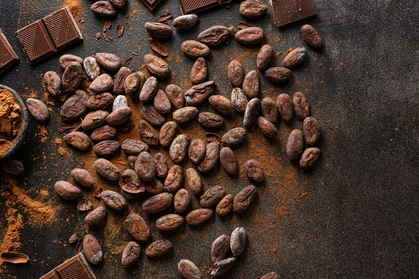 Sluitingen Van Pure Chocolade Brokken Bonen Tafel — Stockfoto
