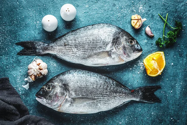 Fundo Alimentar Com Peixe Dorado Legumes Fundo Azul — Fotografia de Stock