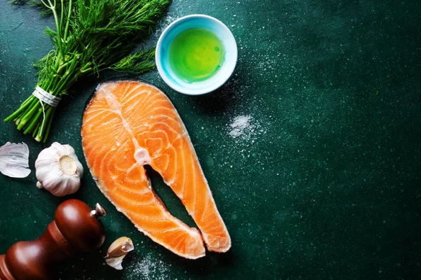 Filetes Salmón Crudo Con Ingredientes Sobre Fondo Oscuro Vista Desde — Foto de Stock